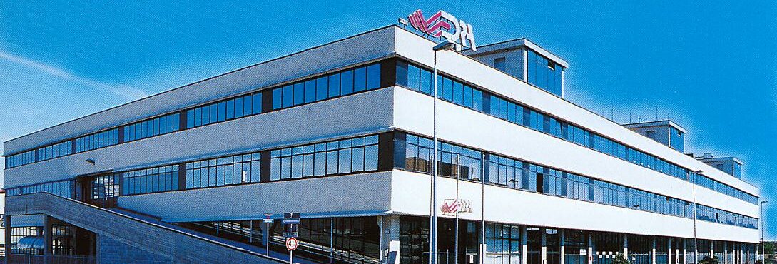 Scaffali con attrezzature e componenti per officine