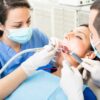 dentista che opera con Guanti-In-Lattice-Senza-Polvere-Reflexx-R46-2
