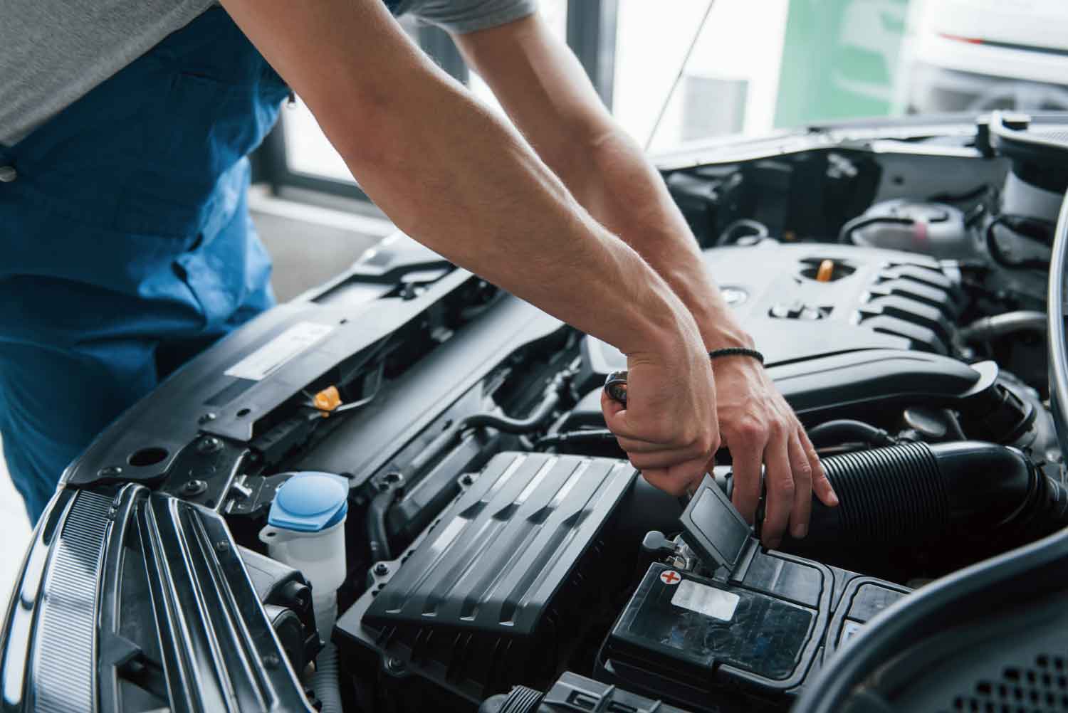 meccanico ripara auto in officina