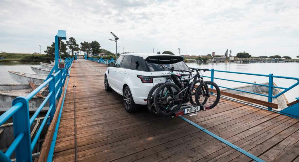 auto con portabici da gancio di traino peruzzo
