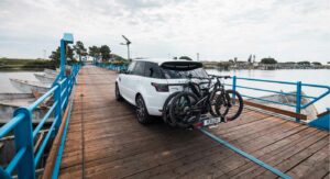 auto con portabici da gancio di traino peruzzo