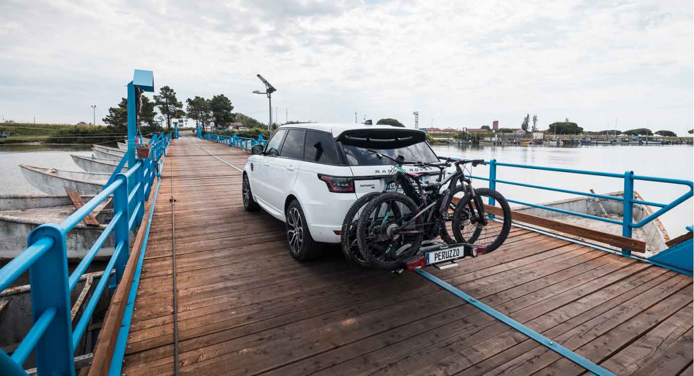 auto con portabici da gancio di traino peruzzo