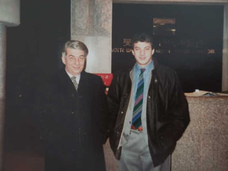 Scaffali con attrezzature e componenti per officine