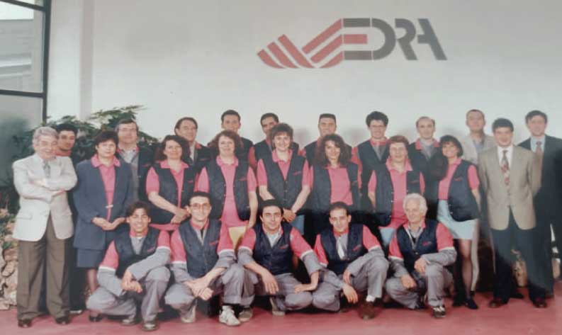 Scaffali con attrezzature e componenti per officine